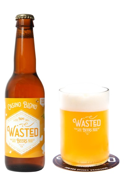 Casino Blond met glas met bier